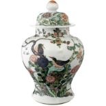 Porzellan Deckelvase China oder Frankreich 20. Jh. Bemalt mit Blumen und Vögeln in der "Famille