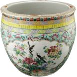 Grosser Cachepot China 20. Jh. Porzellan. Bemalt mit Kartuschen von Blumen und Vögeln zwischen