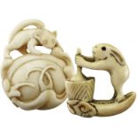 Zwei Tier Netsuke Japan 1. Hälfte 20. Jh. Elfenbein. Mondhase und ein Siebenschläfer mit Kürbis.