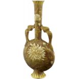Vase "Zsolnay" Pecs Anfang 20. Jh. Japanisierende Form. Feinkeramik mit crèmefarbener,