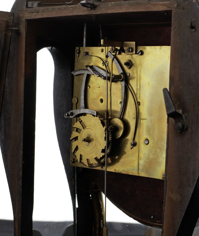 Pendule Um 1850. Schwarz gefasstes Holzgehäuse mit Sockel und Aufsatz. Vergoldete Fleurons und - Image 3 of 4