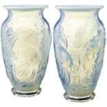 Paar Vasen "Fische" Um 1930. Farbloses, milchig-bläulich irisierendes, in die Form geblasenes