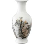 Kleine Porzellanvase China 1. Hälfte 20. Jh. Bemalt mit Gelehrten in Grisaille und wenig Eisenrot.