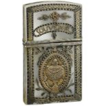 Carnet de bal Um 1800. Etui aus ornamental graviertem Silber und Perlmutter. Scharnierdeckel.