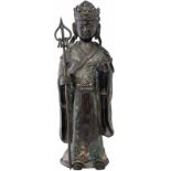 Champlevé Kannon Japan 19. Jh. Bronze, das Gewand mit buntem Email. Stehende Figur eine Pfirsich und