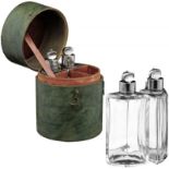 4 Parfumflakons in Etui Um 1800. Etui mit grünem Fischlederbezug. Scharnierdeckel. Innen gefüttert