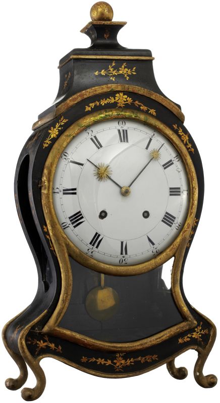 Pendule Um 1850. Schwarz gefasstes Holzgehäuse mit Sockel und Aufsatz. Vergoldete Fleurons und