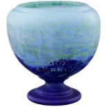 Vase "Daum" Nancy um 1920. Farbloses Glas mit blauen und grünen Pulveraufschmelzungen. Signiert.
