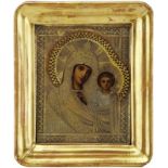 Ikone Russland um 1900. "Gottesmutter mit Jesuskind". Temperamalerei auf Holz. Ornamental graviertes