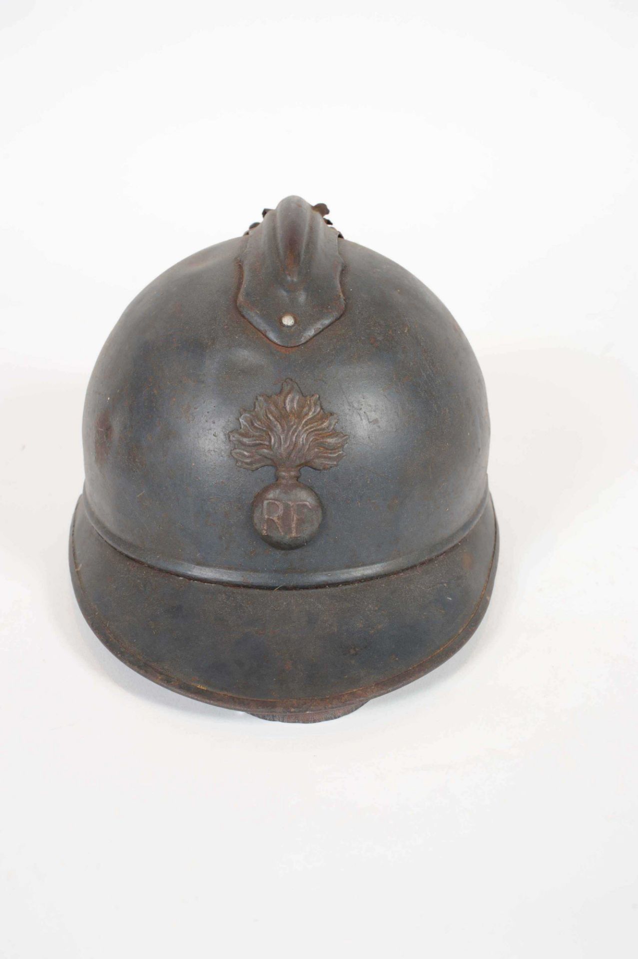Casque Adrian modèle 1915 dinfanterie en acier peint en bleu horizon, motif à la grenade, sans