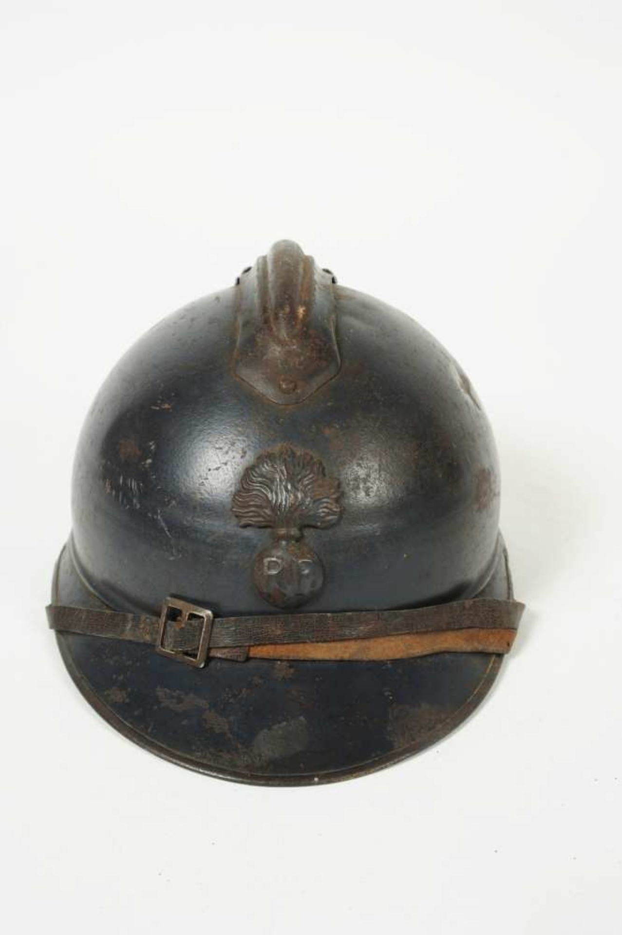 Casque Adrian modèle 1915. Attribut de lInfanterie. Peinture dusine en bleu foncé mat. Coiffe du