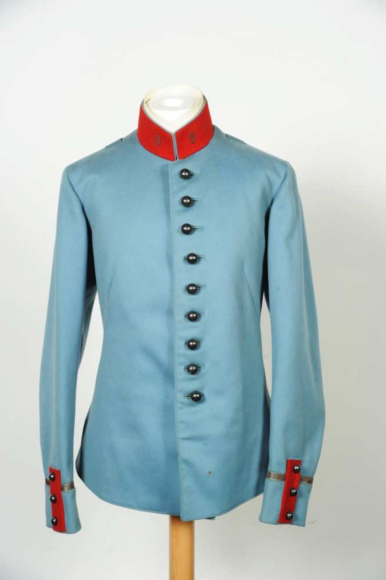 Tunique de sous-lieutenant du 9ème Chasseur à cheval Mle 1898. En drap fin bleu ciel, collet et