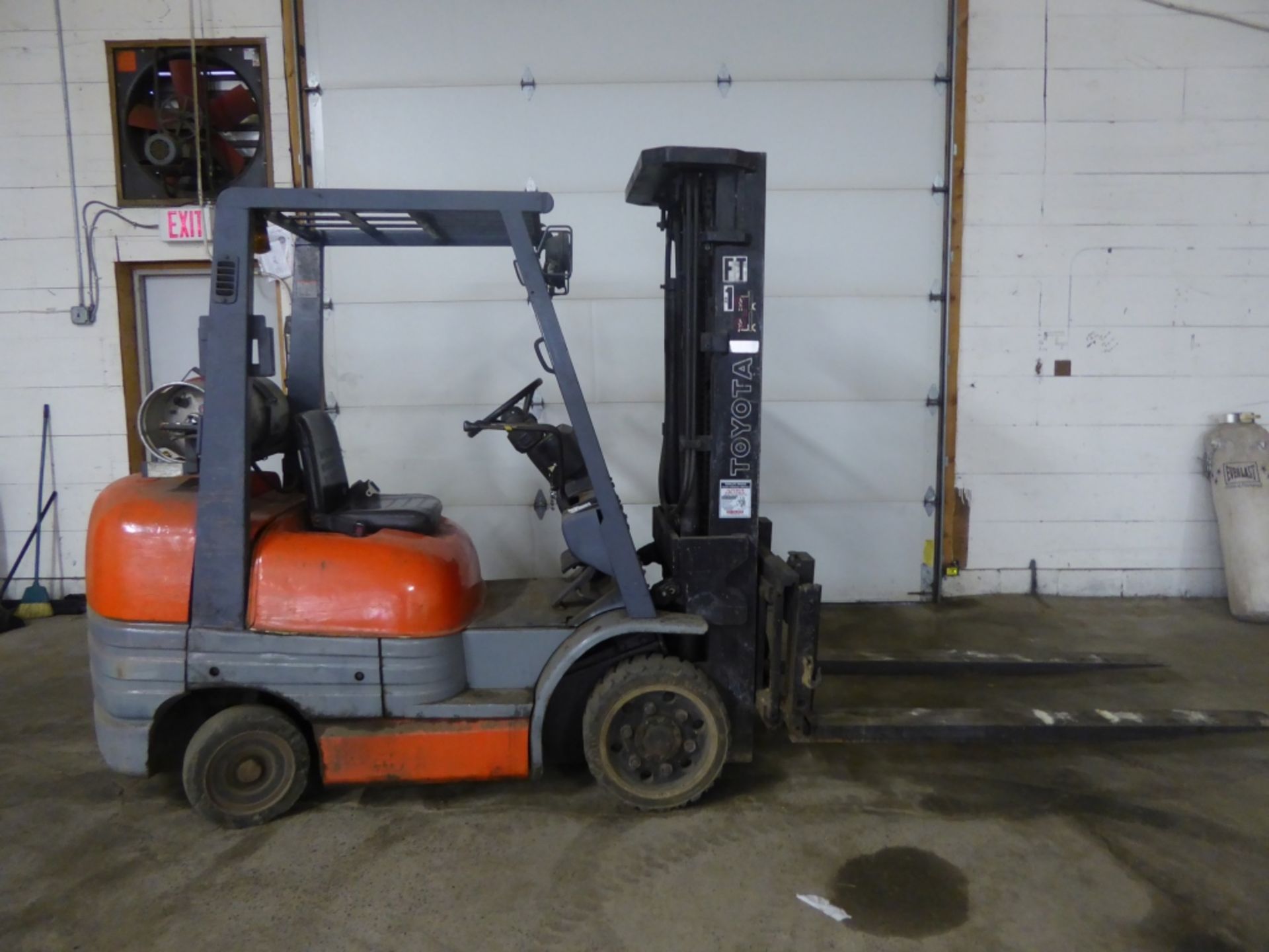Toyota Forklift We are pleased to bring to you this running Toyota Forklift. This forklift has 21,