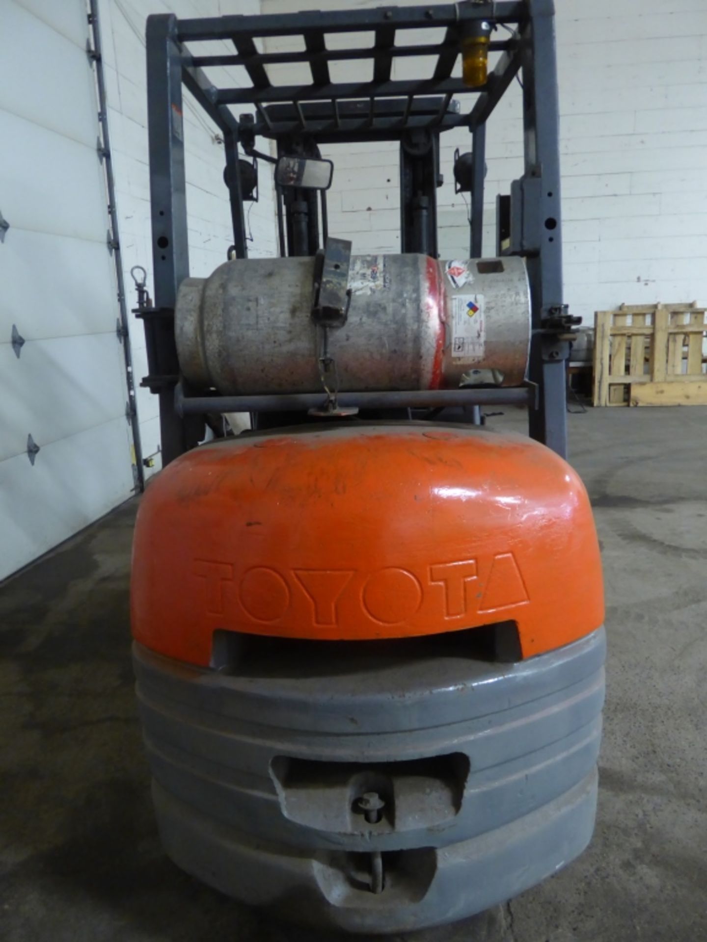 Toyota Forklift We are pleased to bring to you this running Toyota Forklift. This forklift has 21, - Image 2 of 9