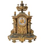 Reloj de sobremesa francés en bronce dorado. Trabajo Francés, Siglo XIX. Presenta decoración de