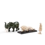 Conjunto de tres piezas compuesto por Elefante en piedra dura, León en marfil tallado y Anciano