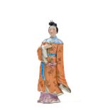 Dama con flores Figura realizada en porcelana China. Trabajo Chino, Primera mitad del Siglo XX. El