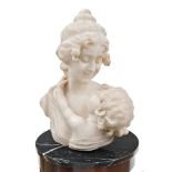 Mujer con Niño Grupo escultórico realizado en mármol blanco. Siglo XIX. Apoya sobre pena de madera