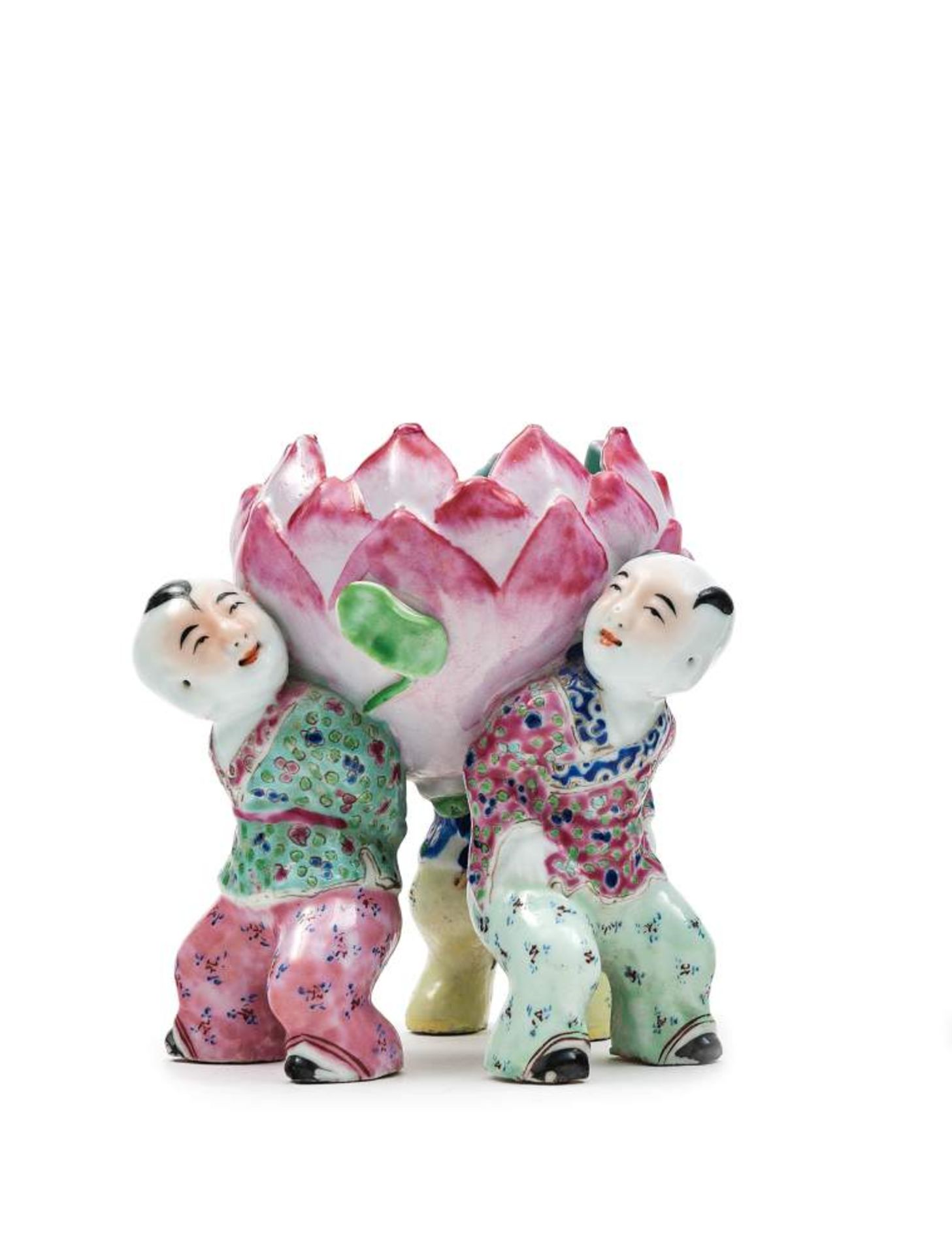Especiero o Perfumador en porcelana China. Trabajo Chino, Primera mitad del Siglo XX. Tres niños