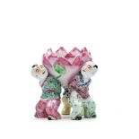 Especiero o Perfumador en porcelana China. Trabajo Chino, Primera mitad del Siglo XX. Tres niños