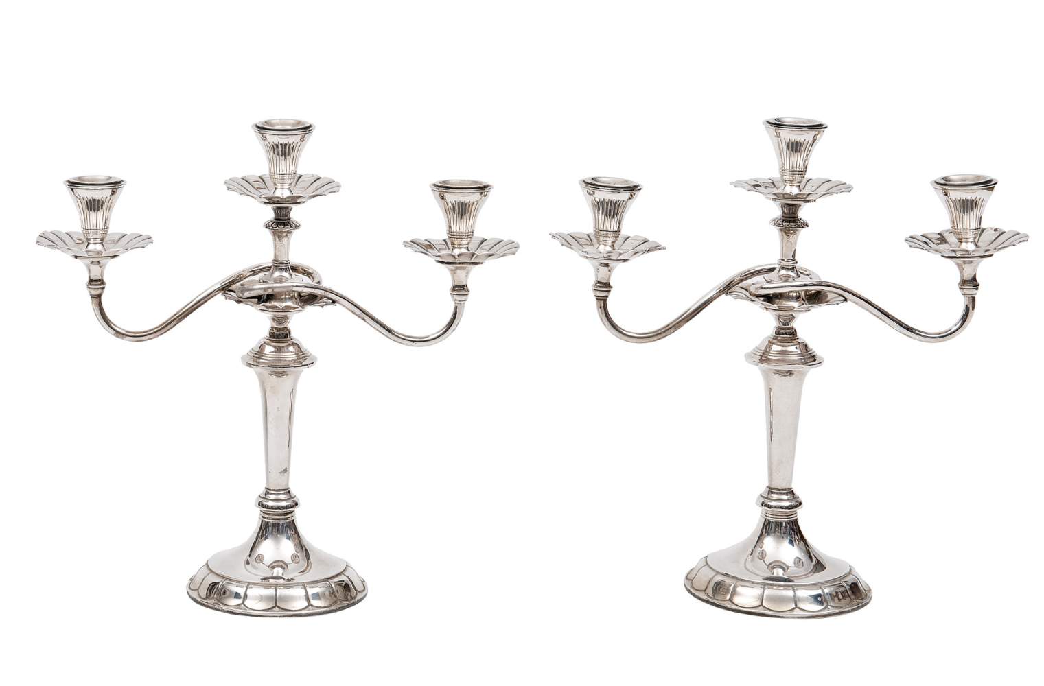 Pareja de candelabros de tres luces en plata española punzonada. S. XX. Ley, 925. 36 x 35 cms.