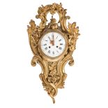 Reloj Cartel francés estilo Luís XV en bronce dorado. Trabajo Francés, h. 1855. Esfera circular en