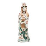 Guanyin Figura China en porcelana. Trabajo Chino, Siglo XX. Altura: 44 cms.