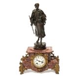 Reloj de sobremesa francés época Napoleón III. Trabajo francés, Siglo XIX. Presenta escultura en