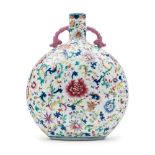 Cantimplora en porcelana China. Trabajo Chino, Siglo XX. Decorados con motivos florales de