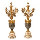 Importante pareja de candelabros de ocho luces en bronce dorado y pavonado. Trabajo francés, h.
