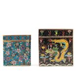 Conjunto de dos tabaqueras en esmalte cloisonné. Trabajo Chino, Siglo XX. Destaca con motivos