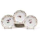 Conjunto de 8 platos en porcelana esmaltada del siglo XIX. Decorados con motivos florales. Uno de