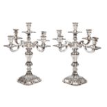 Elegante pareja de candelabros de cinco luces en plata española punzonada. S. XX. Ley, 925. Punzones