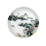 Plato circular en porcelana China. Trabajo Chino, Siglo XX. Decorado con escena de paisaje