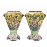 Pareja de Jarrones en porcelana China Cantonesa. Trabajo Chino, Siglo XIX. Decorados con escenas
