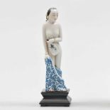 Dama Semidesnuda con Pay- Pay Figura en porcelana China. Siglo XX. Apoya sobre peana de madera