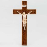 ESCUELA ESPAÑOLA, Finales del Siglo XIX Cristo crucificado Figura de Cristo tallado en marfil.