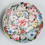 Plato en porcelana China Mil Flores. Trabajo Chino, Siglo XIX. Marca en la base. Buen estado de