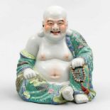 Buda de la Felicidad Figura escultórica en porcelana china. Trabajo Chino, Siglo XX. Marcas en