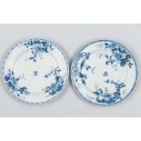 Pareja de platos en porcelana azul y blanca de Compañía de Indias. Siglo XVIII. Decorados con