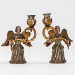 Pareja de candeleros en forma de ángeles alados en bronce policromados. Finales del siglo XVIII.