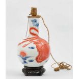 Lámpara en porcelana China, Siglo XX. Decorada con Ave Imperial en rojo sobre fondo blanco. Marca en