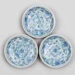 Conjunto de tres platos en porcelana china azul y blanca. Trabajo Chino, Siglo XVIII. Marca en la