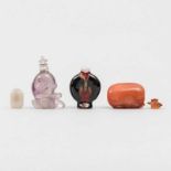 Conjunto de cuatro Snuffs realizados en cristal, porcelana, jade y ágata. Trabajo chino, Siglo XX.