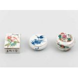 Conjunto de tres cajas en porcelana china. Trabajo Chino, Finales del Siglo XIX - Principios del