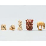 Conjunto de cinco Netsukes en marfil tallado. Trabajo Chino, Siglo XIX  Principios del Siglo XX.