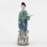 Sirvienta Figura en porcelana China esmaltada. Trabajo Chino, Siglo XX. Marcas en la base. Buen