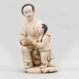 Anciano con niño Figura escultórica realizada en marfil tallado. Trabajo Chino, Principios del