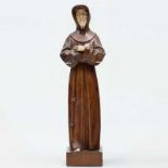 Franciscano Figura de bulto redondo en madera tallada con cabeza y extremidades en marfil tallado.
