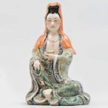 Guanyin Figura en porcelana China. Trabajo Chino Siglo XX. Marca en la base. Buen estado de